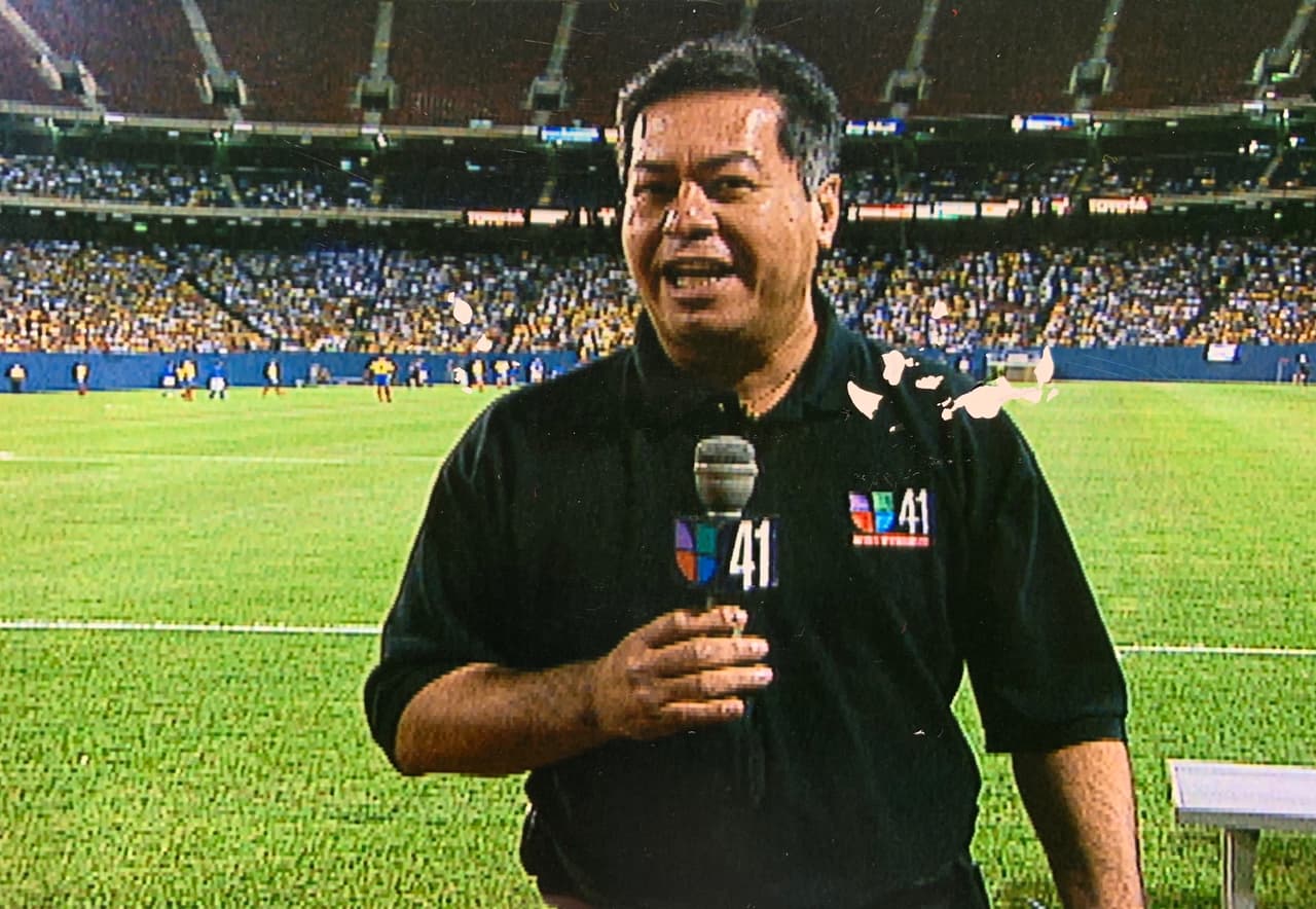 Su carisma le ha permitido ser aceptado por toda la comunidad hispana y se ha identificado tanto con él, que ha recibido reconocimientos de las diversas nacionalidades de la Capital del Mundo.