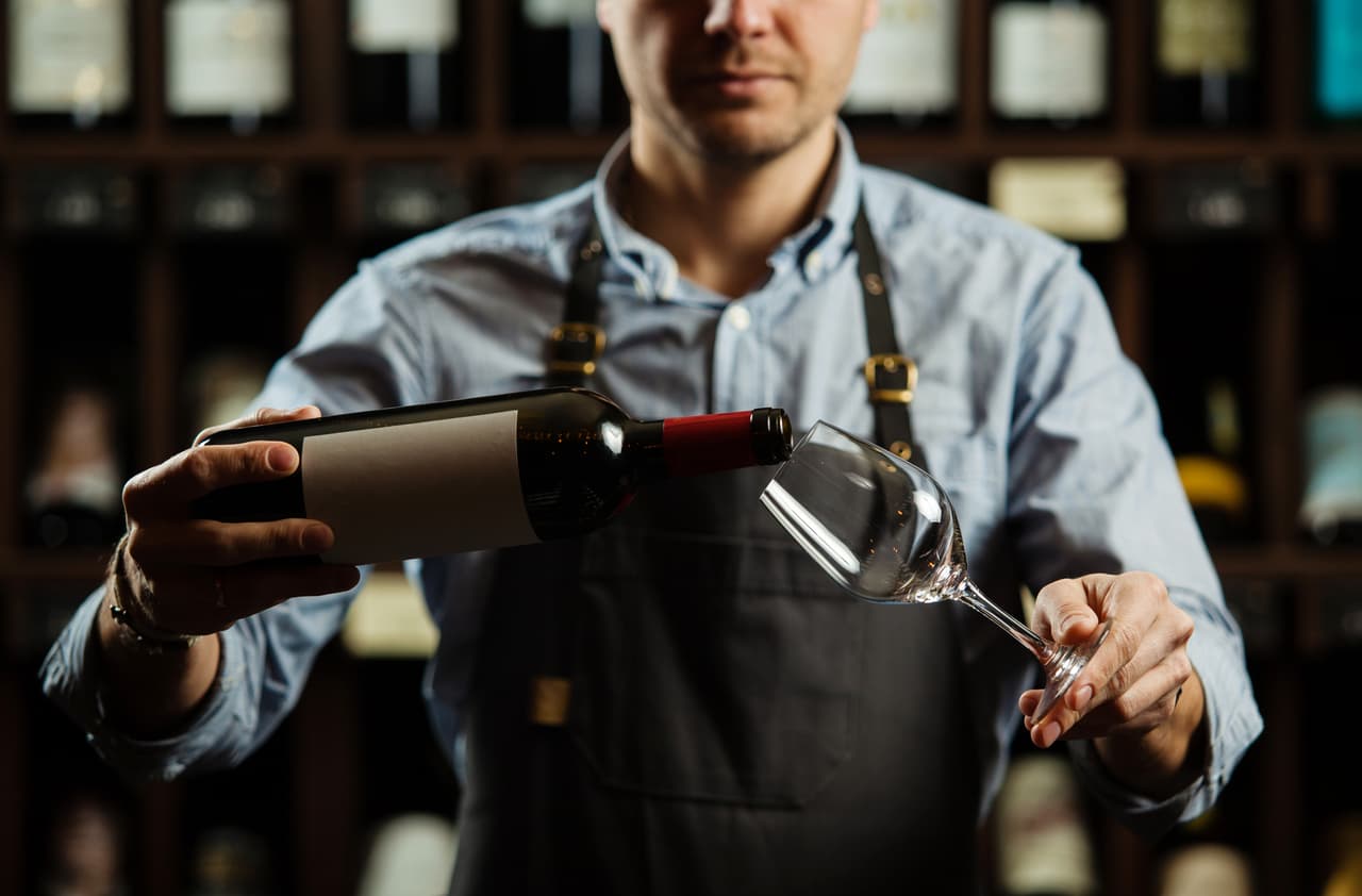 <b>Sommelier.</b>
<br>
<br>Un sommelier gestiona desde la identificación y compra de las mejores marcas de vino hasta su almacenamiento y servicio. Se espera que demuestren un conocimiento profundo de esta bebida, sus diferentes sabores, texturas, olores, las uvas, los viñedos y sus regiones de procedencia.
<br>
<br>Suelen trabajar en restaurantes, hoteles y otros lugares donde se venden vinos caros. Los requisitos para este empleo pueden variar, pero en general los empleadores buscan años de experiencia y formación en escuelas de gastronomía.
<br>
<br>Salario promedio: entre 40,000 y 71,000 dólares al año.
<br>