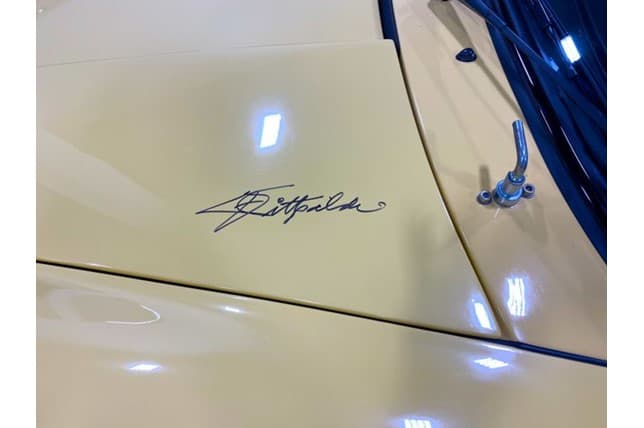 Antes de pasar a manos de Pablo Escobar, esta unidad fue conducida por 
<b>Emerson Fittipaldi</b>, reconocido piloto brasileño y campeón del mundo de la Fórmula 1. De ahí que este auto fuera apodado como el ‘Fittipaldi Car’.