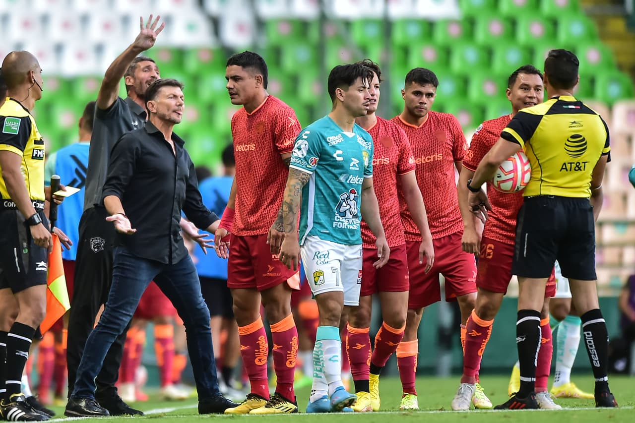 La gente de Juárez pedía explicaciones por haberlos dejado con un hombre menos.