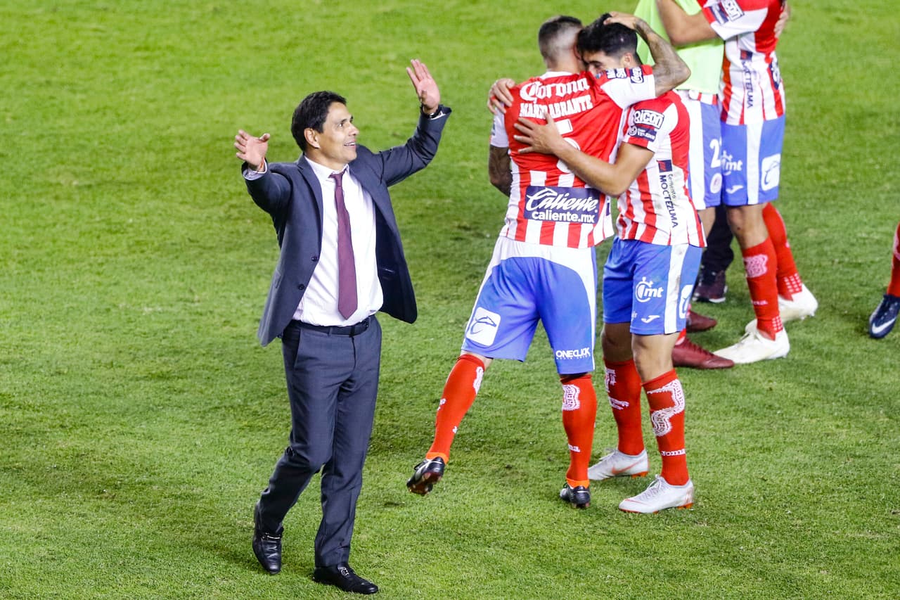 El entrenador del Atlético San Luis, Alfonso Sosa, festejando en el centro del campo.