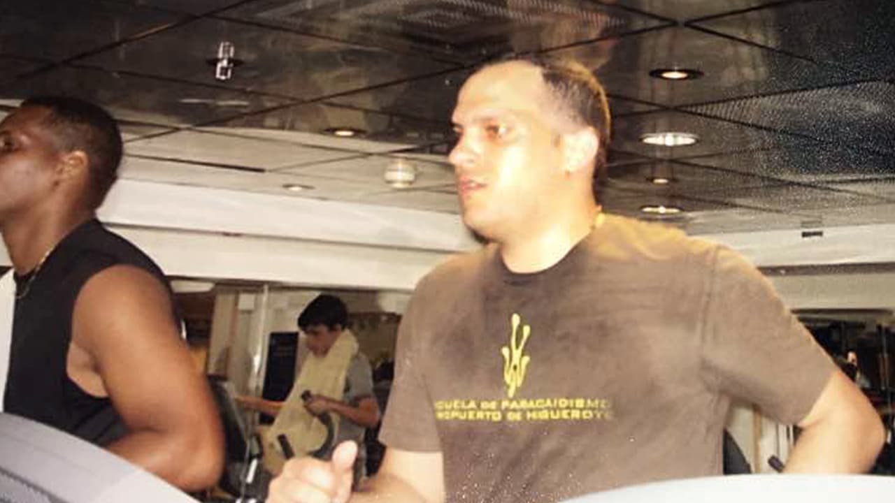 El capitán retirado Adrián Velásquez abrió nueve empresas entre 2011 y 2015, según muestra la acusación del Ministerio Público venezolano. Siete en Panamá, una en Caracas y otra en Florida. Su hermano, Josmel José Velásquez Figueroa, exgerente de presupuesto de la estatal petrolera (Pdvsa) en el oriente del país, es su socio. El informe de Fiscalía denuncia que hicieron 
<b>"diversas contrataciones con la industria estatal petrolera (Pdvsa), bajo circunstancias presuntamente irregulares".</b>