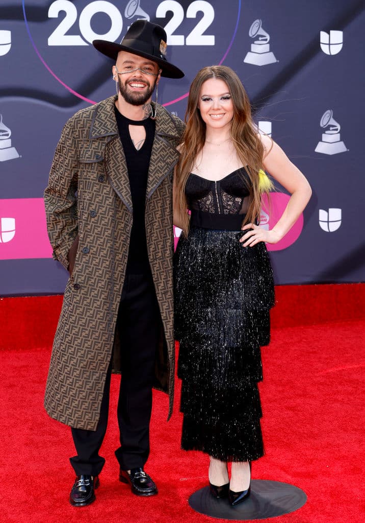 Con este look casual llegaron los hermanos del dueto
<b> Jesse & Joy</b>.