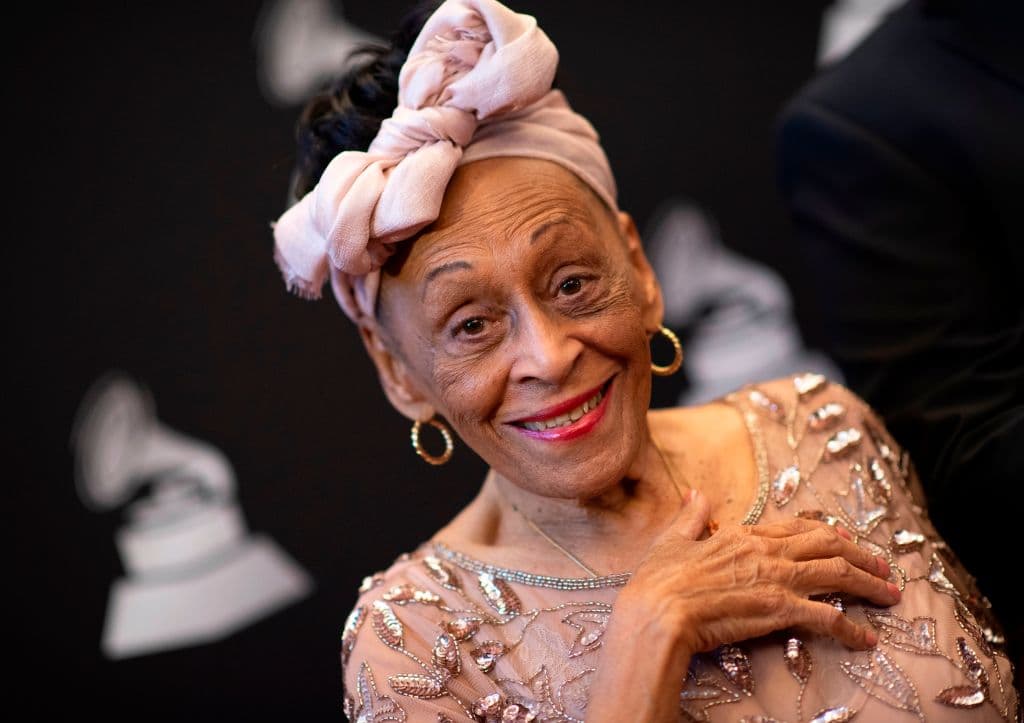 La cantante cubana Omara Portuondo, quien acaba de cumplir 80 años y lleva mas de seis décadas cantando, expresó que el secreto para la longevidad artística está en "mantenerse fiel a nuestras raíces. Soy cubana y aunque ha pasado mucho tiempo y he viajado a muchas partes, sigo siendo cubana".