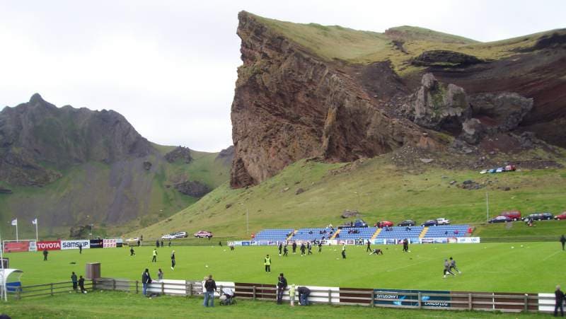 <b>Hásteinsvöllur (Islandia)</b>
<br>- ¡Un volcán vigila los partidos del Íþróttabandalag
<b> </b>Vestmannaeyja (equipo conocido como ÍBV) 
<br>- Tiene capacidad para mil 500 espectadores