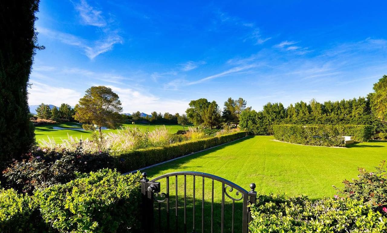 TMZ afirma que Kim Kardashian y Kanye West ya recorrieron la mansión aunque no han finalizado su compra.