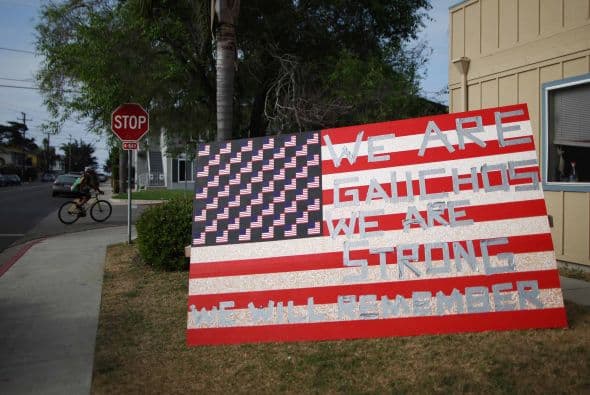 La pregunta en boca de muchos es ¿cómo las autoridades no pudieron detener los planes de Elliot, y cómo fue posible, que un paciente en asistencia psicológica pudo comprar, registrar y portar armas para un uso tan lamentable?.