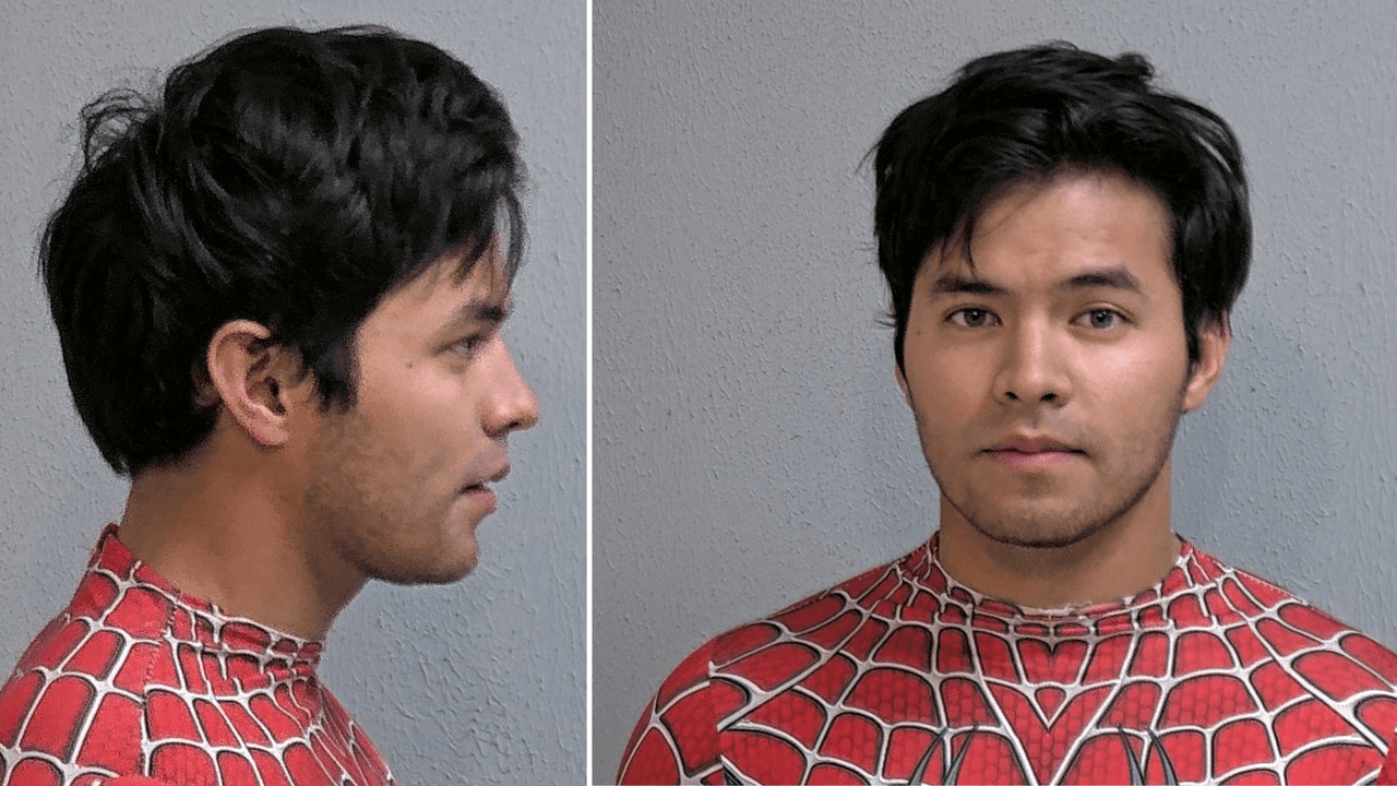 Arrestan a un joven vestido de Spider-Man en Texas, indican registros criminales