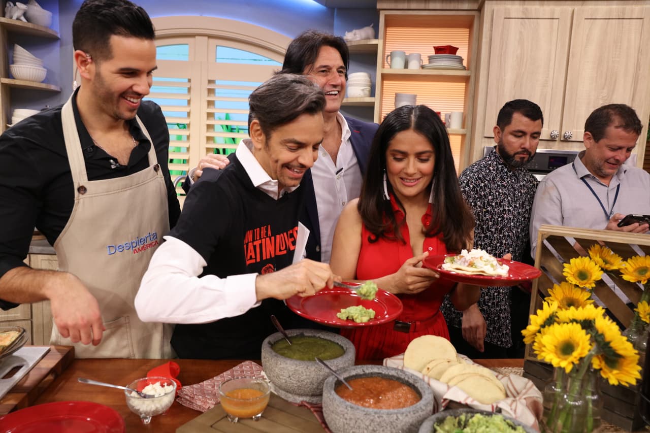 Al final no pudo resistirse y probó un poco de Pastel Azteca.