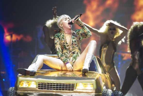 Miley Cyrus con manitas juguetonas en su 'Bangerz Tour'. En Los Ángeles la reina del escándalo se presentará a partir del 20 de febrero. ¿Será que además de la música, presentará su técnicas íntimas en cada concierto? Te damos un adelanto gráfico.
