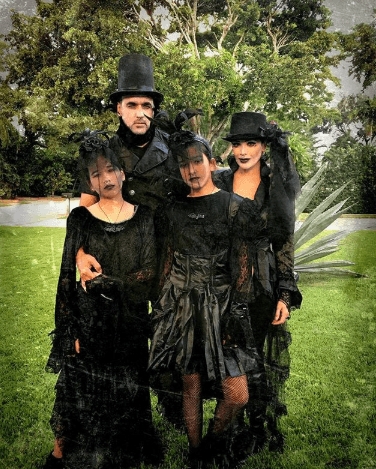 La conductora posó junto a su esposo Emerson y sus hijas Antonella y Micaella vestidos como una familia gótica.