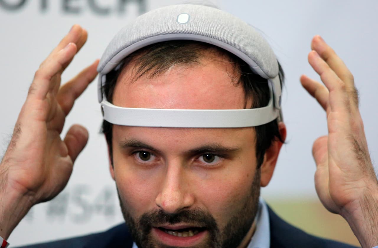 <b>Un dispositivo para dormir mejor.</b> UrgoNight está diseñado para enseñar al cerebro a dormir mejor. Para esto hace mediciones de electroencefalograma y diseña ejercicios cerebrales para cada usuario.