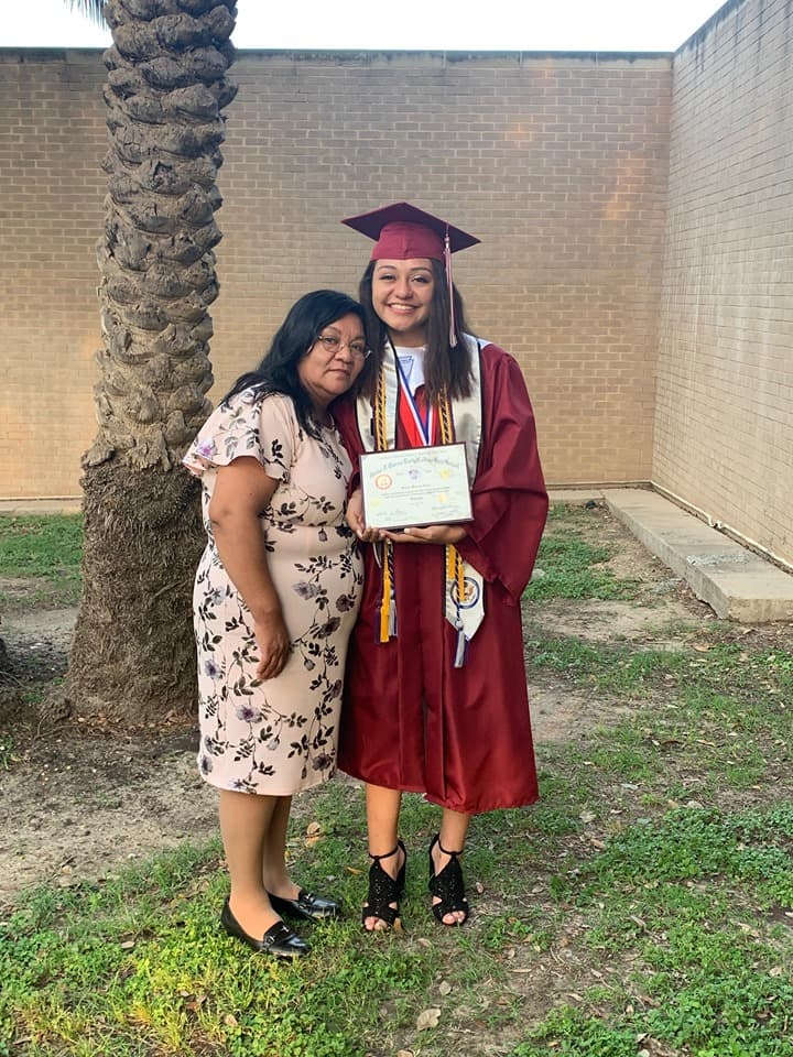 La joven de 18 años con su madre, quien también es ciudadana estadounidense. Fue ella quien durante 10 años la acompañó todos los días a cruzar la frontera para que pudiera terminar la escuela.