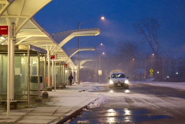 El Departamento de Transporte de ese Estado movilizo cientos de camiones que esparcen arena y sal en las autopistas y avenidas principales.