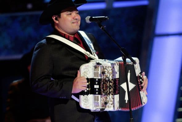 Intocable grabó 'Clásico', un homenaje a Los Relámpagos del Norte. Con este disco finiquitó el contrato con su disquera para después independizarse. Cabe mencionar que este material estuvo bajo la producción de Ramón Ayala.