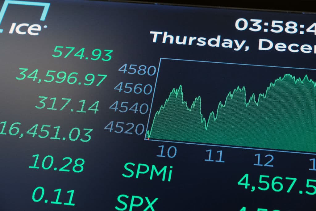 Latinos seek to be part of the democratization of Wall St