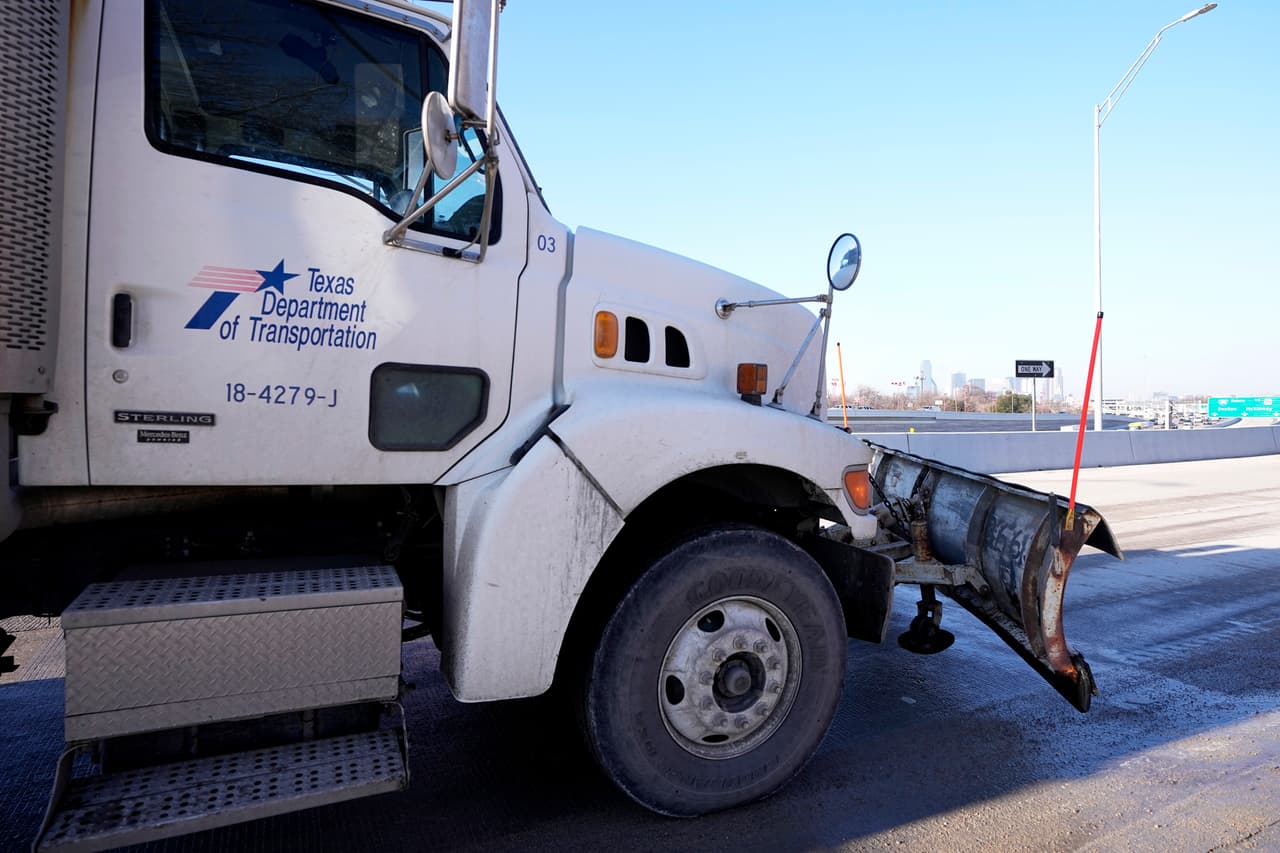 Quitanieves del Departamento de Transporte de Texas el viernes, 3 de febrero 2023, en Dallas.