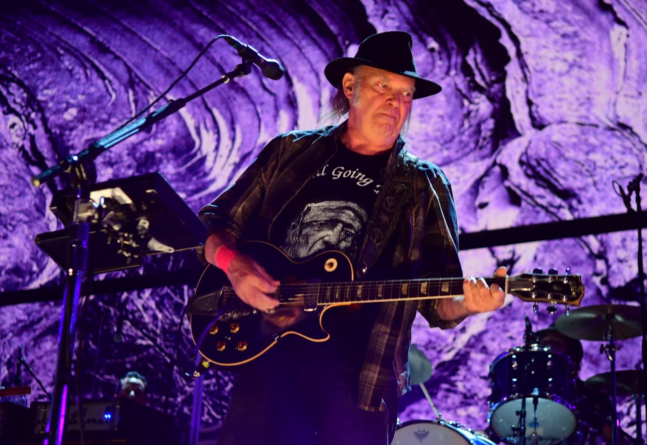 <h2 class="cms-H2-H2">Neil Young</h2>
<br>
<br>El compositor y cantante canadiense, autor de clásicos como “Harvest Moon” y “Heart of Gold” vendió su extenso catálogo –que suma más de 1,100 composiciones– por cientos de millones de dólares a Hipgnosis en 2020. 
<br>