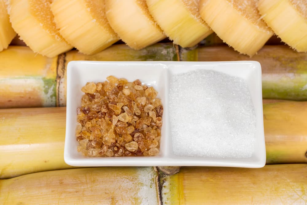 El dilema se encuentra en qué azúcar es mejor si la blanca o la rubia. Son muchos los mitos acerca de cuál es mejor.