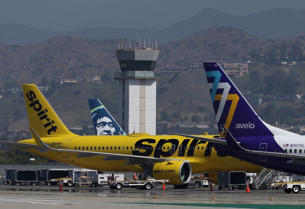 Controladores aéreos atraviesan una situación crítica en EEUU, con alta carga horaria y menos personal, según reporte