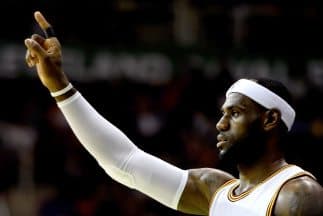 LeBron James protagoniza comercial de audífonos