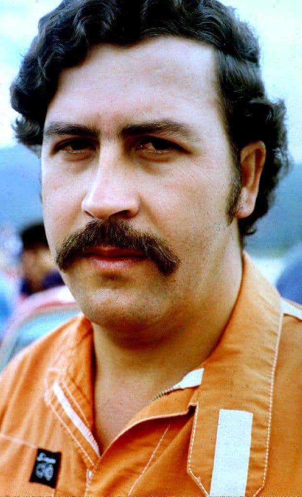 Escobar se entregó entonces como parte de un acuerdo con el entonces presidente César Gaviria. A cambio de no ser extraditado a Estados Unidos, accedió a ponerse en manos de la justicia colombiana o al menos fingió hacerlo, pues allí seguía controlando su emporio y gozaba de privilegio que no tenía ningún otro recluso.