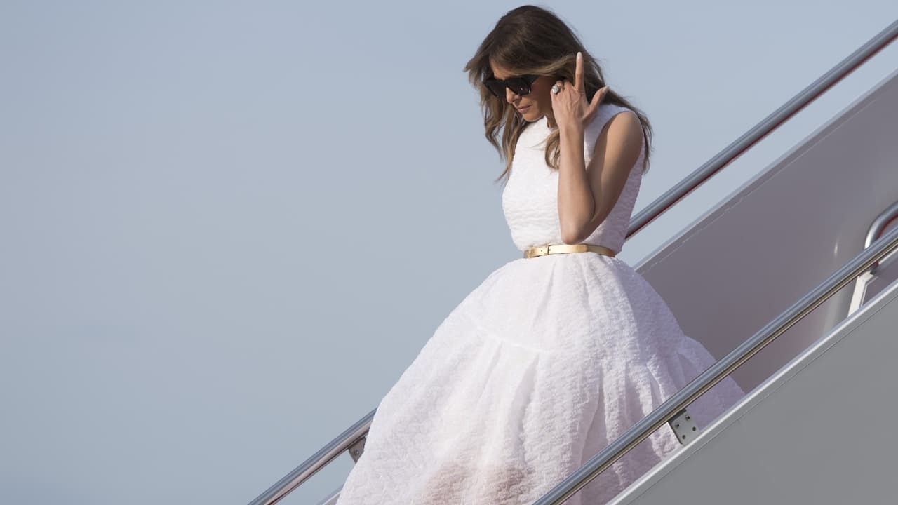 <a href="https://www.univision.com/noticias/trending/en-video-en-100-dias-solo-hemos-visto-a-melania-trump-28-veces-asi-son-los-lujosos-vestidos-que-ha-llevado-la-primera-dama-video"><u>En video</u></a>: La llegada de Melania Trump llevó un estilo clásico y muy bien elegido en el vestuario oficial de los eventos de la Casa Blanca. Atuendos especialmente caros y lujosos, alejados de las apuestas que hacía de vez en cuando Michelle Obama.