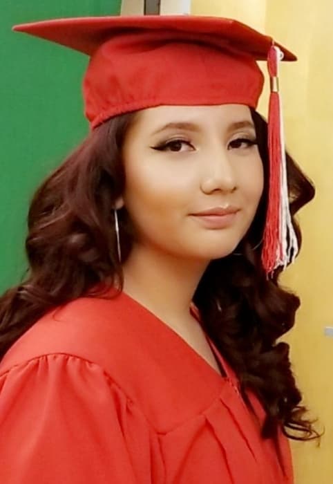 <b>Lizette Luna Gutiérrez</b> — Winters High School
<br>
<br>"Felicitamos a nuestra hija Lizette, quien se gradúa de la escuela Winters High School".