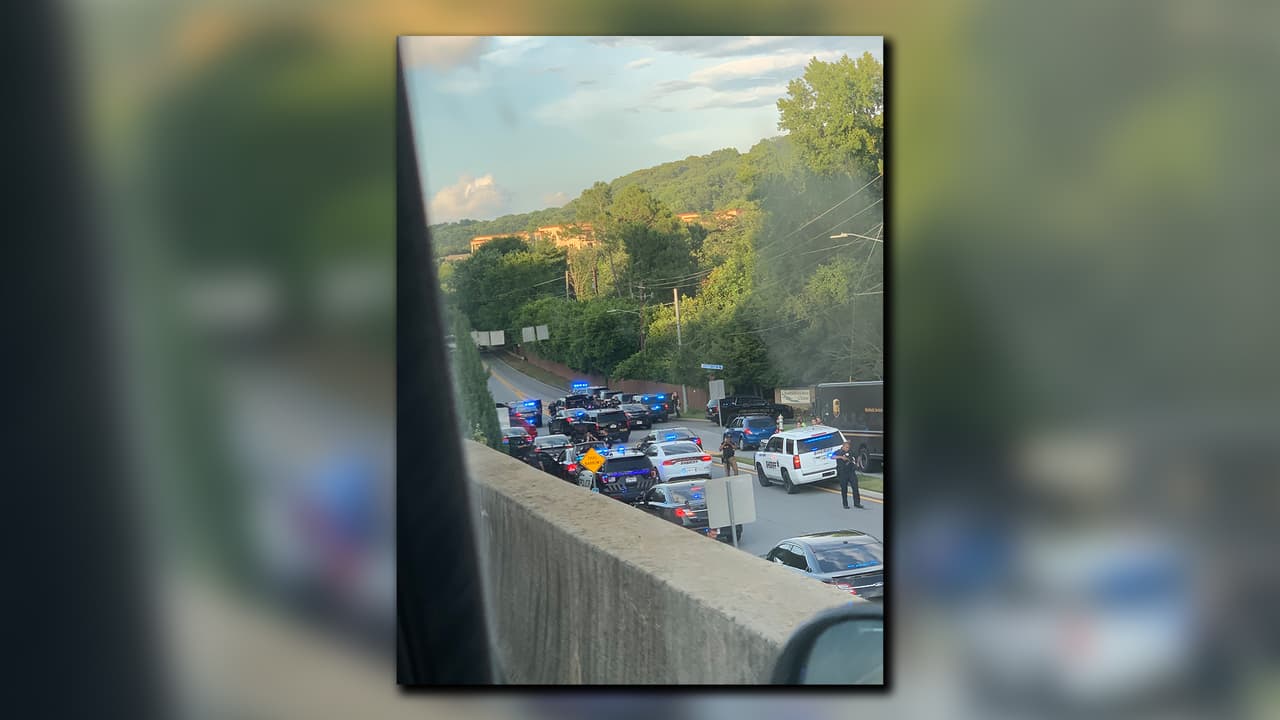 Oficiales del Departmento de Policía del Condado de Cobb cierran los accesos a Powers Ferry Road y Riverbend Club Drive luego del enfrentamiento donde murió Martín Humberto Sánchez Fregoso, luego de presuntamente robar un carro.