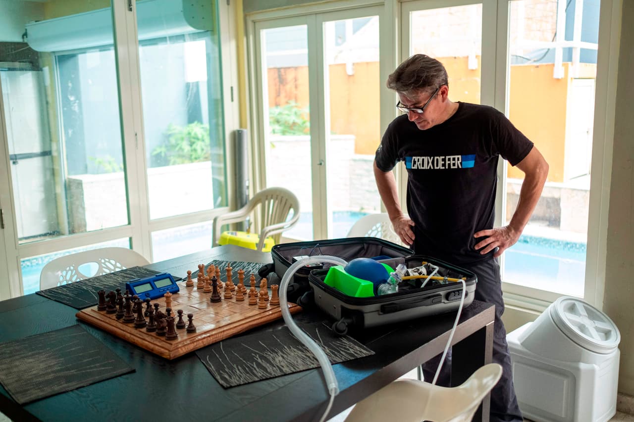 El Dr. Jonathan Alistair observa un prototipo de un ventilador mecánico.
<br>
<br>
<br>
<br>