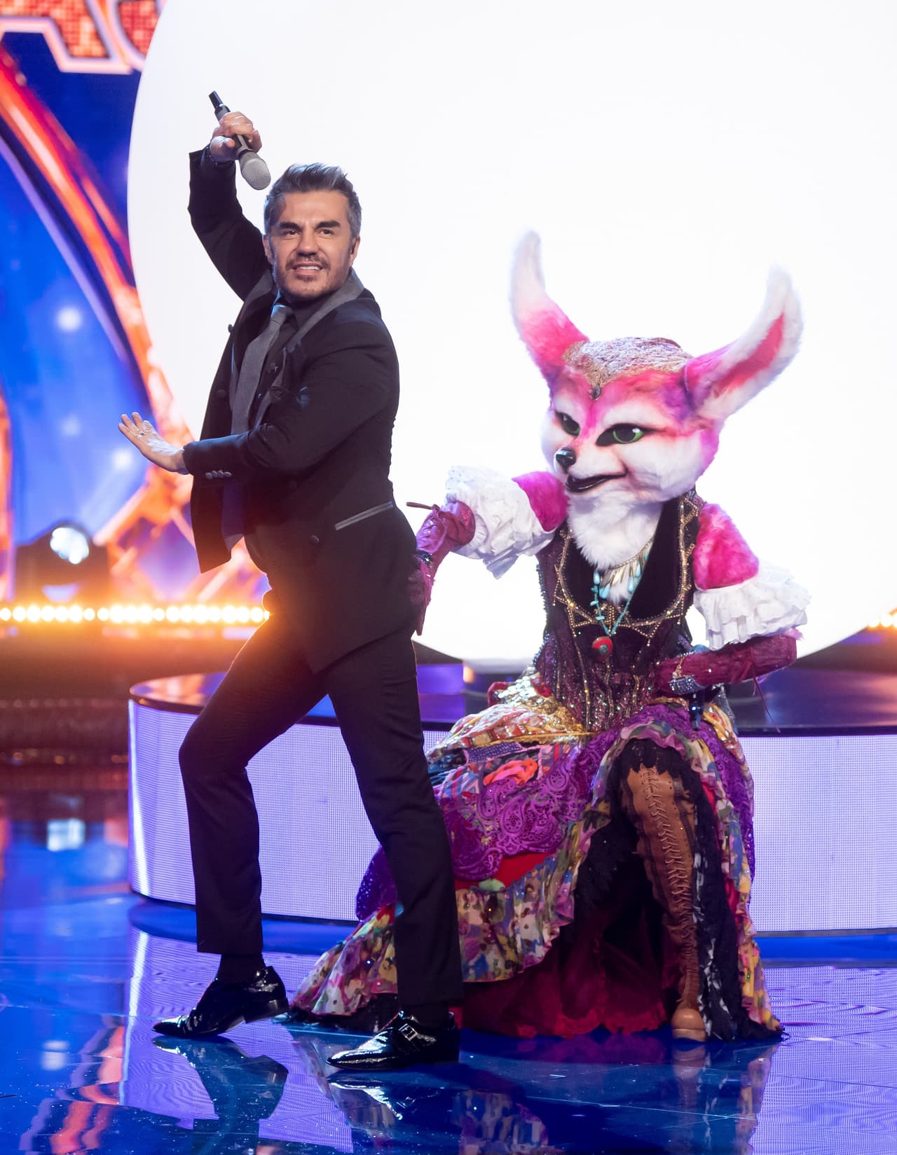 Pero no solo eso, Adrián Uribe no se quedó con las ganas de mostrar sus mejores pasos de baile a Gitana.