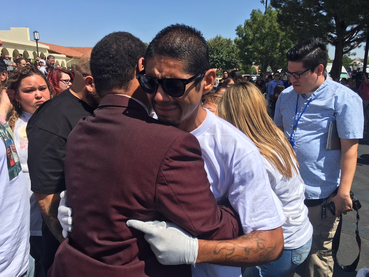 El padre del menor, Víctor Ávalos, llora al recibir a los asistentes al funeral.