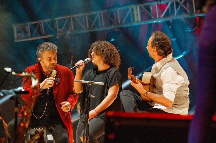 A su corta edad, 'Lucerito' ha demostrado que heredó el talento de sus padres. En noviembre de 2018 la escuchamos cantar por primera vez, hizo un dueto con su padre para interpretar 'Vencer al amor', tema del disco 'Rompecabezas' de Manuel Mijares.