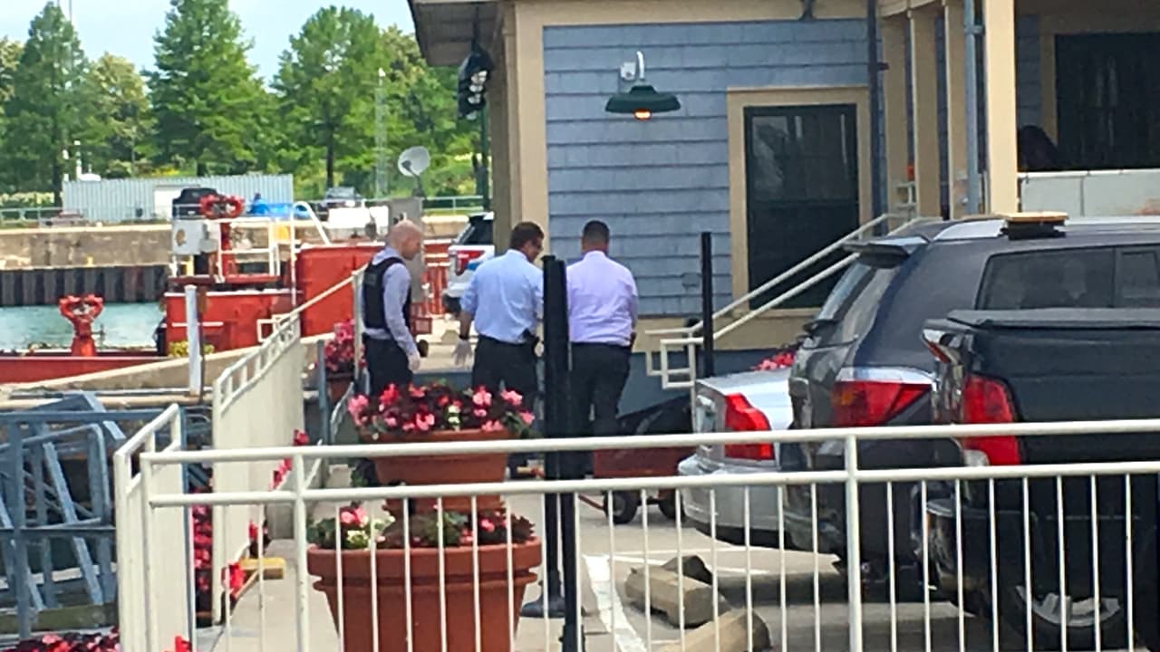 Equipos oficiales que respondieron a la escena colocan el cuerpo en una bolsa de cadáver.