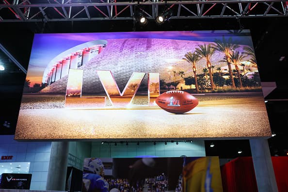 De acuerdo con datos de Airbnb, las rentas en el área de Los Ángeles aumentaron en un 2,000% desde enero. Las autoridades de Los Ángeles recordaron a los dueños de propiedades que las rentas de las viviendas para realizar fiestas masivas están aún limitadas en tiempos de pandemia.
<br>