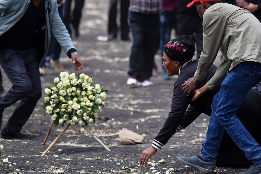 Desperdigados en el campo cercano al pueblo de Tulu Fara, algunos se arrodillaron en medio de los restos del aparato que todavía no fueron recuperados por los investigadores.