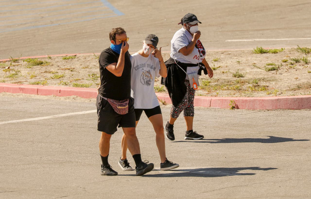 "Ellos, como grupo, 
<b><a href="https://www.univision.com/shows/el-gordo-y-la-flaca/en-video-el-momento-en-que-llevan-a-la-mama-de-naya-rivera-al-punto-donde-encontraron-el-cuerpo-de-su-hija-video" target="_blank">rezaron por ella</a></b>. Y fue poco después de eso, que su cuerpo fue localizado", aseguró. 
<br>