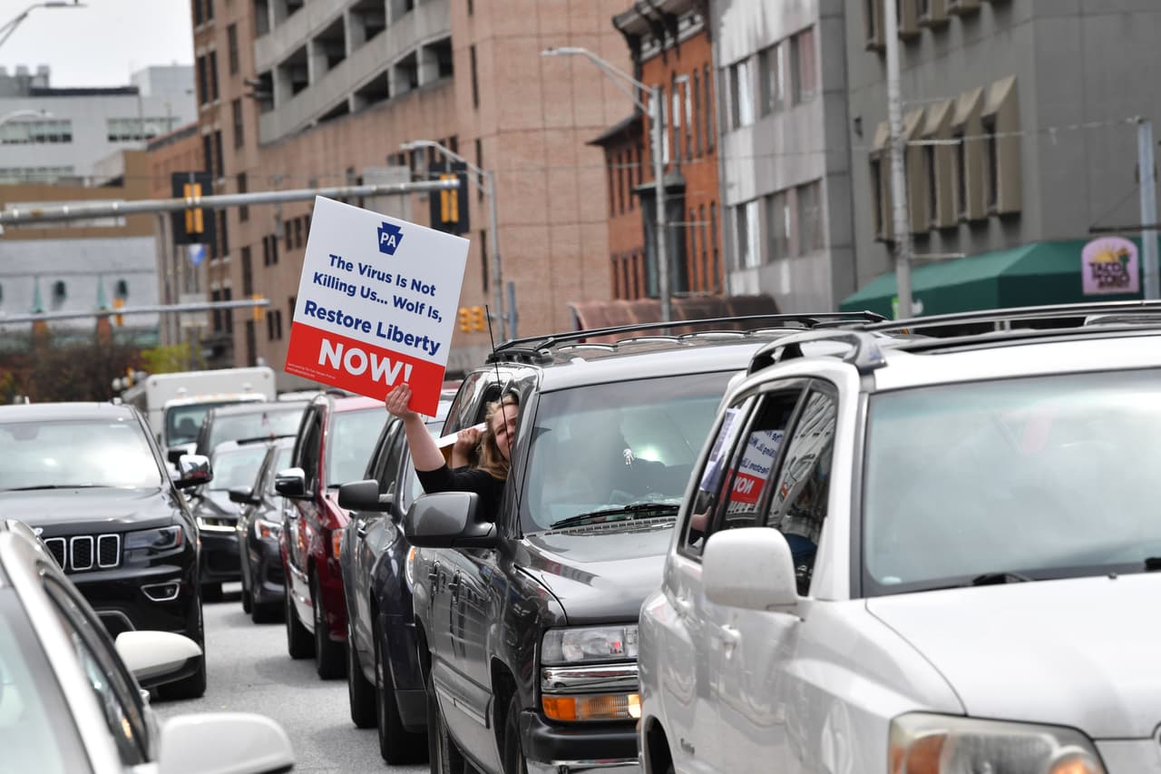 Los automovilistas tocaron bocinas mientras rodeaban el Capitolio.