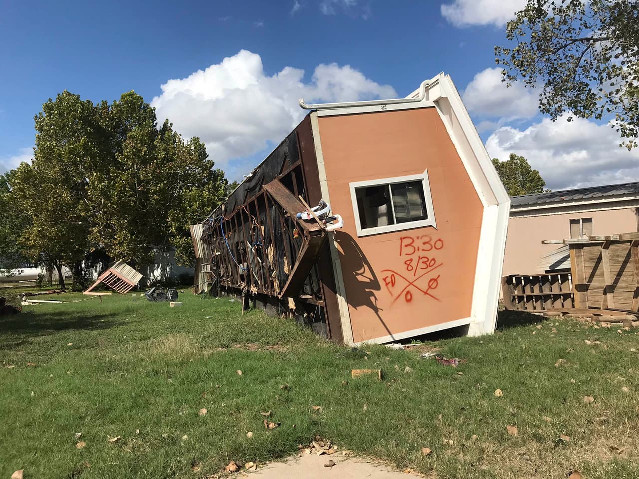 Más de dos meses después de las inundaciones en la ciudad, la comunidad continúa uniéndose y ayudando a los más afectados a reconstruir sus hogares y a retomar su vida.