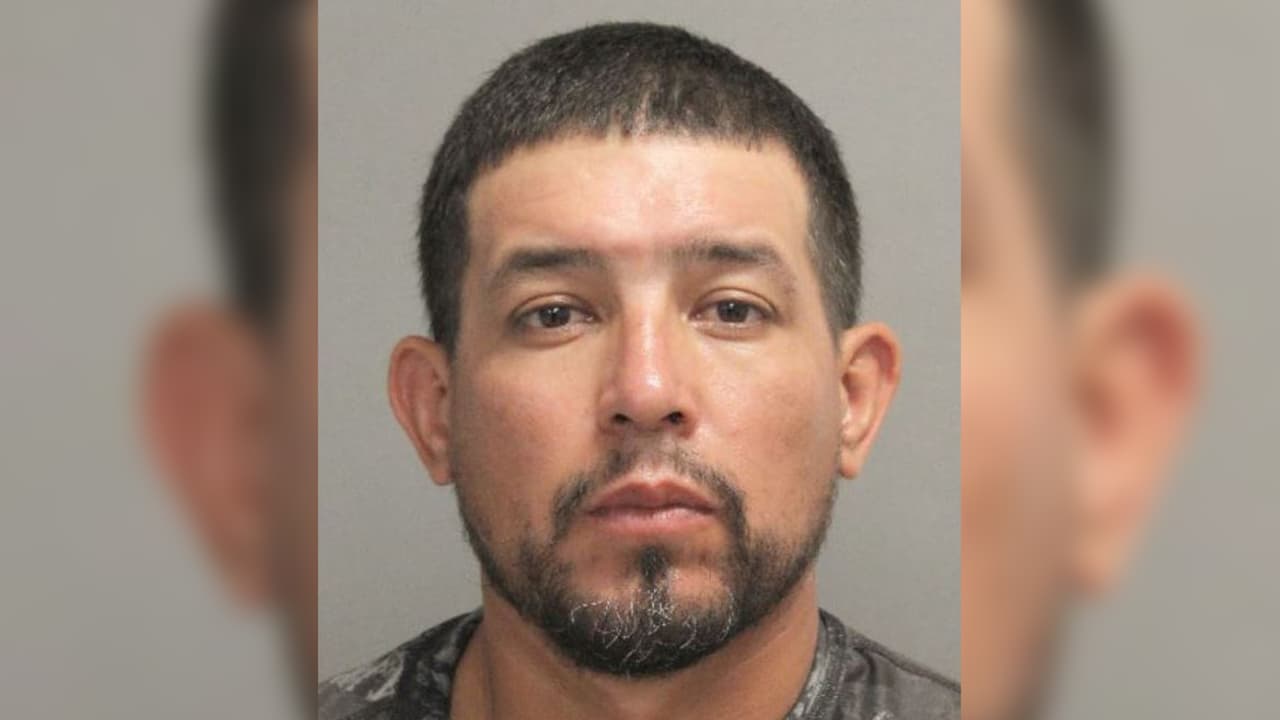 José González, de 38 años fue detenido en la cuadra
<b>2300 de Chaparrel Cliff Trail</b> al norte del condado Harris, acusado de robar en una casa vacía en construcción y al llegar los oficiales, trató de escapar corriendo. Una investigación adicional reveló que estaba en posesión de más de $ 3,000.00 en madera robada de otro sitio de construcción.