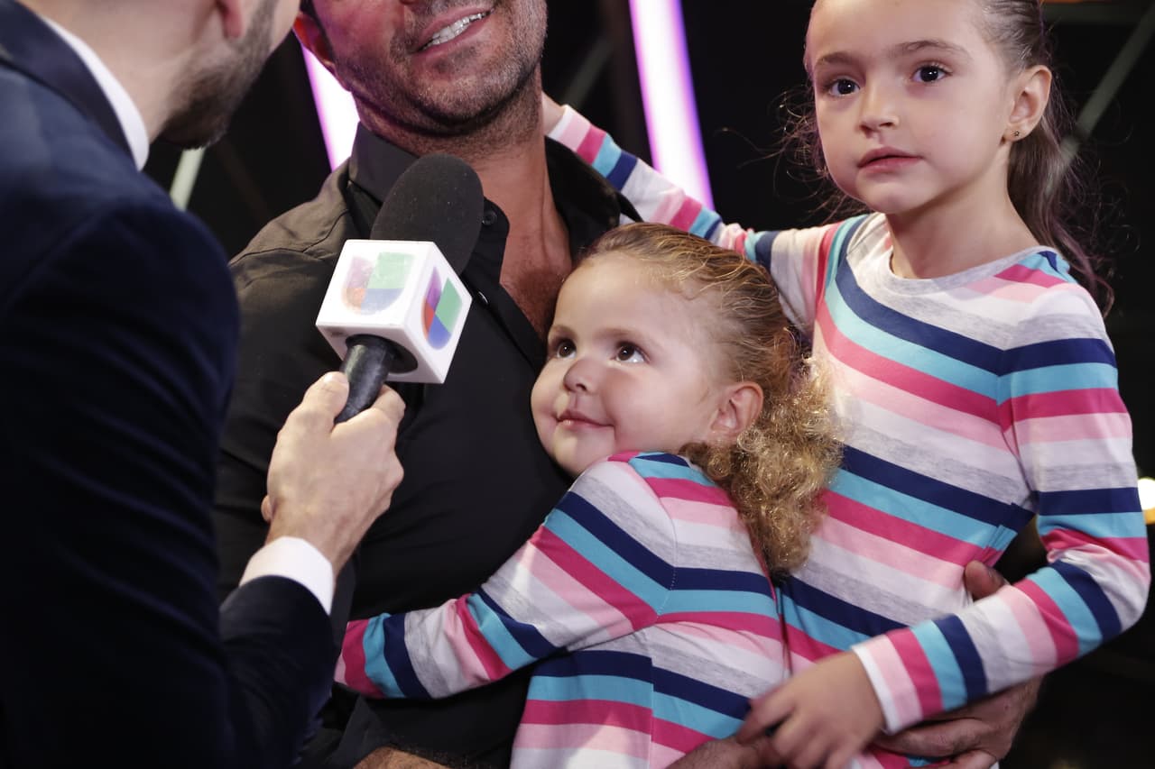 Daniela observaba con mucha atención mientras Pablo Montero realizaba la entrevista previa a su presentación.