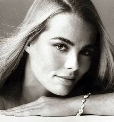 Margaux Hemingway fue la modelo mejor pagada del mundo en la década de los 70, pero cuando no logró descollar como actriz, cayó en el alcoholismo y la depresión y se suicidó como su famoso abuelo, Ernest, en 1996, a los 42 años de edad. Le sobrevive su famosa hermana, la actriz Mariel.