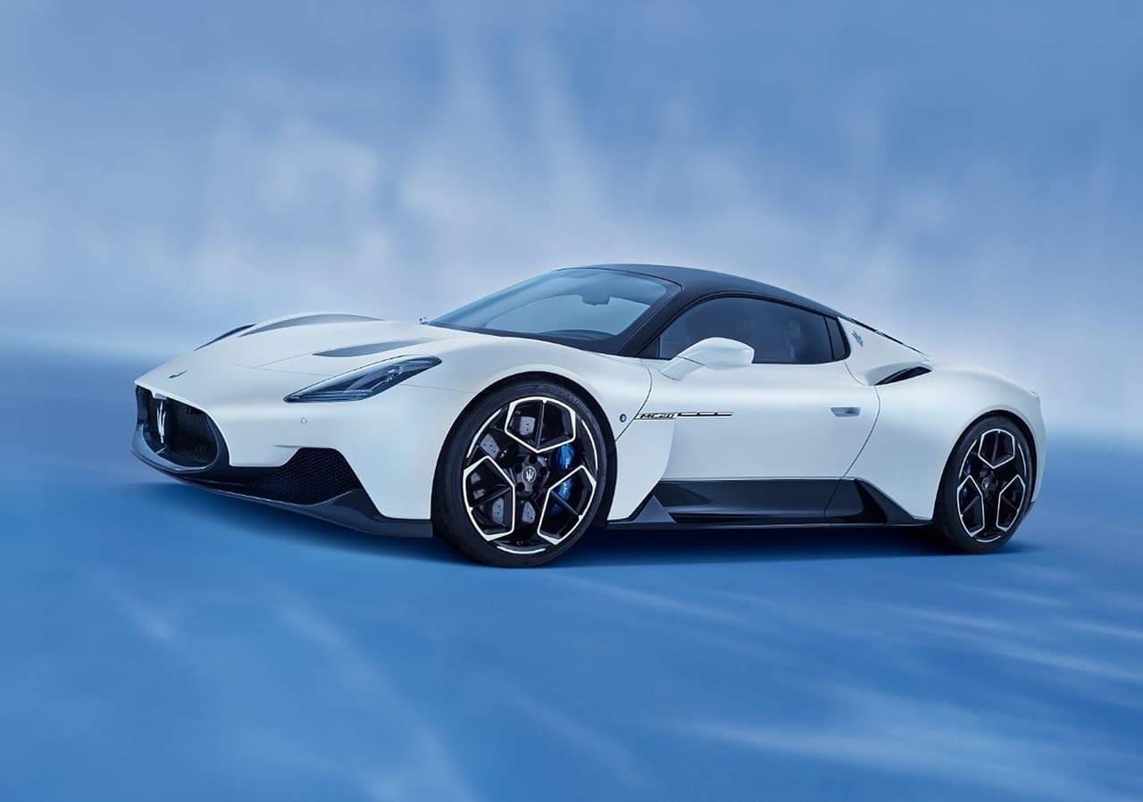 Estamos ante un superauto relativamente liviano, con un peso de 3,306 lbs (1,500 kgs), lo que también contribuye para lograr estas altas prestaciones.