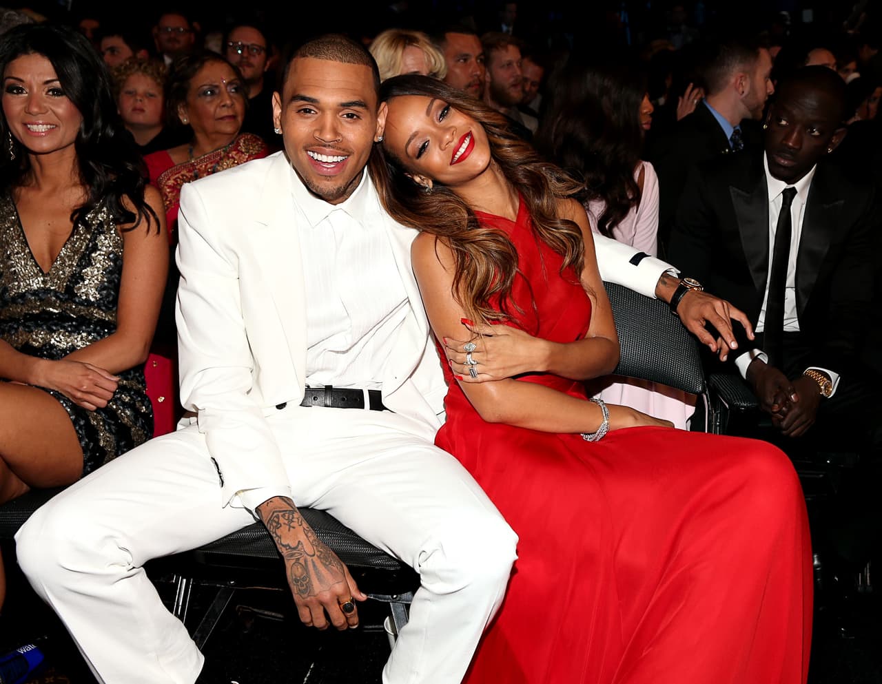 <b>Rihanna</b>: la cantante nacida en Barbados no pudo presentarse en la entrega de los premios Grammy en el año 2009. La razón: una fuerte golpiza que recibió de 
<b>Chris Brown</b>, su pareja de aquel momento y que fue declarado culpable. Él pagó la fianza y tuvo que hacer trabajo comunitario. 
<br>
