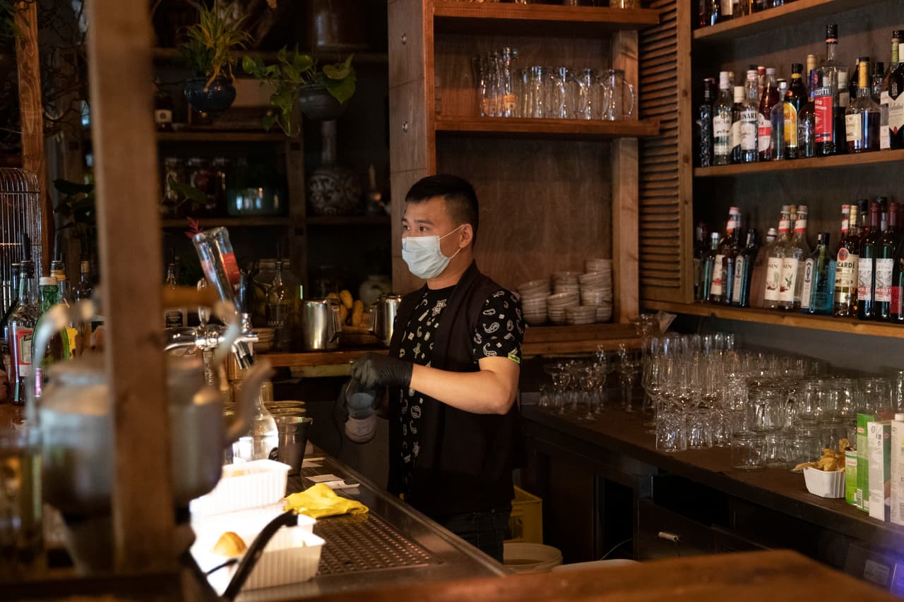 Designe un área de pedido en los bares donde los clientes pueden ordenar, con al menos seis pies de distancia entre otros clientes. 
<a href="https://abc11.com/health/restaurants-receive-guidelines-for-phase-2-of-reopening-nc/6197133/" target="_blank">Con información de nuestro socio editorial ABC 11. </a>