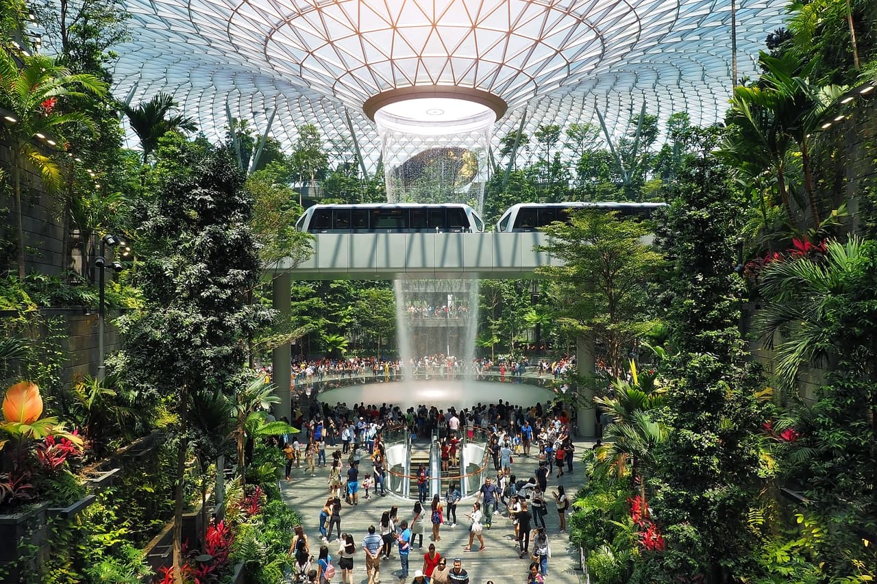 <b>Puesto 3. Aeropuerto de Singapur Changi (Singapur)</b>
<br>
<br>Fue catalogado como el mejor aeropuerto del mundo en la categoría ‘de 10 a 15 millones de pasajeros’. También se llevó los premios al mejor personal de aeropuerto del mundo y al mejor personal de aeropuerto en Asia.
<br>