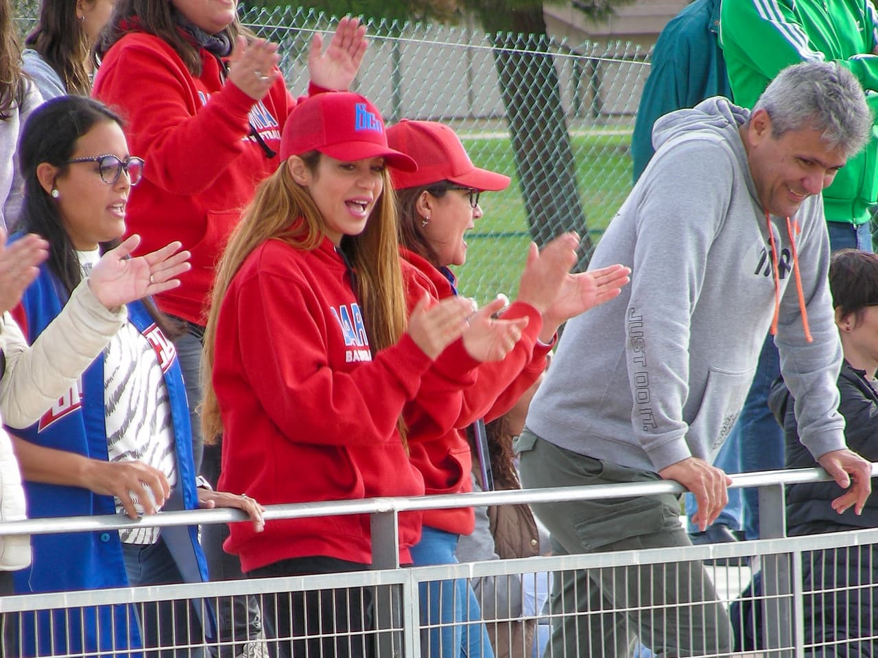 Por lo menos así se le vio al momento de animar a su hijo mayor en el que fue su último juego con el equipo de beisbol al que pertenece en Barcelona. 
<br>