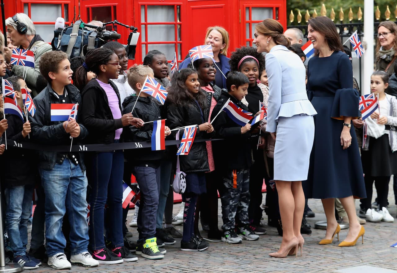 Saludó efusivamente a la gente reunida afuera del museo.
