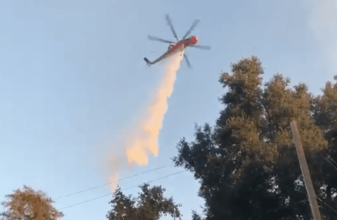 Los esfuerzos de contención del incendio se realizan por aire y tierra.