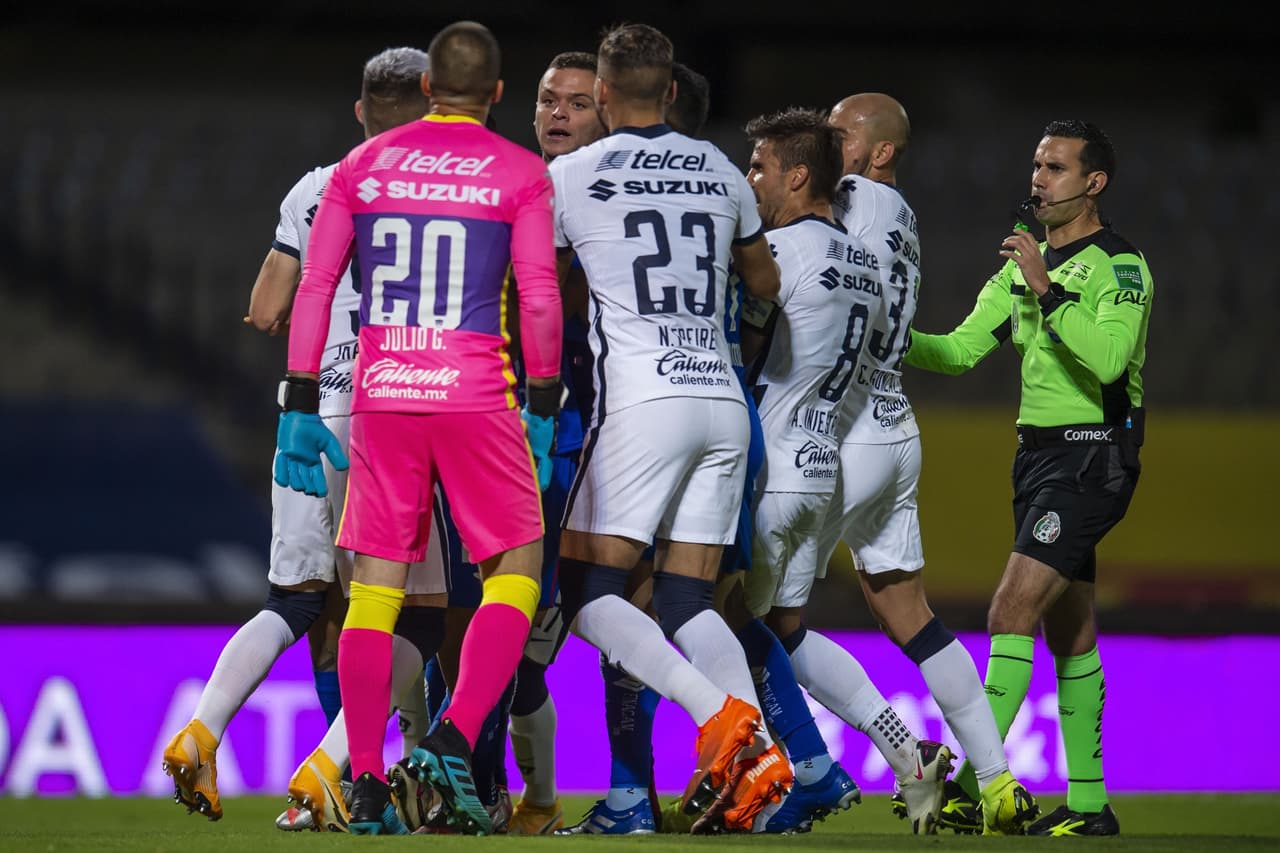 Con goles de Juan Dinneno al 4 y 37, Carlos González al 41 y Juan Pablo vigón al 89, Pumas gana 4-0 a Cruz Azu y consiguen la mayor remontada en la historia del futbol mexicano.